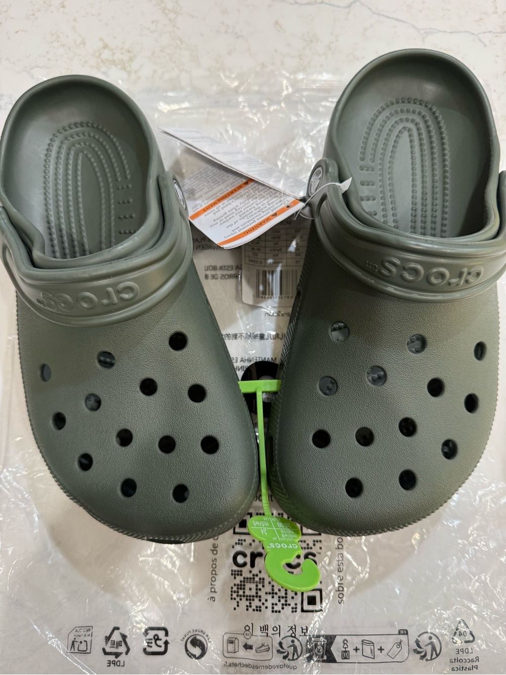 CROCS M6/W8 ' Classic Clog in Olive Green